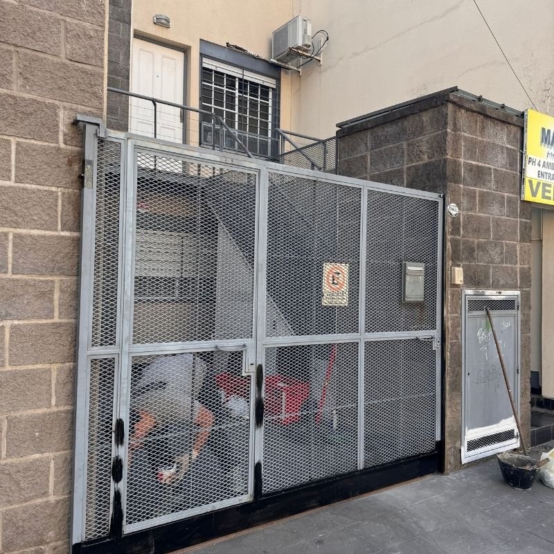 Cambio de zócalo y rodamientos en portón corredizo de malla expandida. Sustitución completa del zócalo inferior deteriorado en un portón corredizo de malla expandida SPA-Metal. También se realizó el cambio de los rodamientos inferiores para mejorar su funcionamiento. Trabajo realizado por HERREELEC.